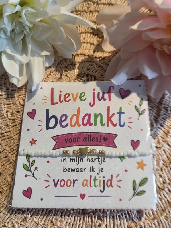 witte kralenarmband met hartje
