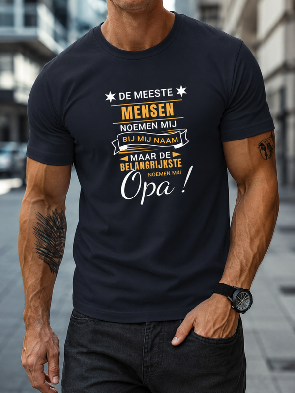 De Meeste Mensen Noemen Mij Bij Mijn Naam, Maar De Belangrijkste Noemen Mij Opa  T-shirt