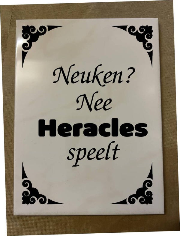 "Neuken? Nee Heracles speelt" tegel