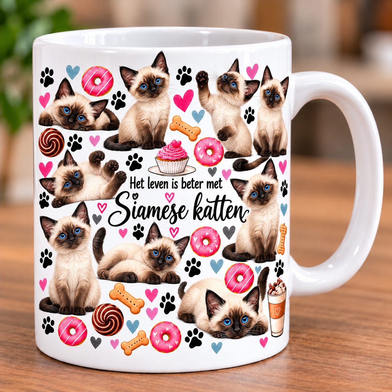 Witte mok met schattige Siamese katten