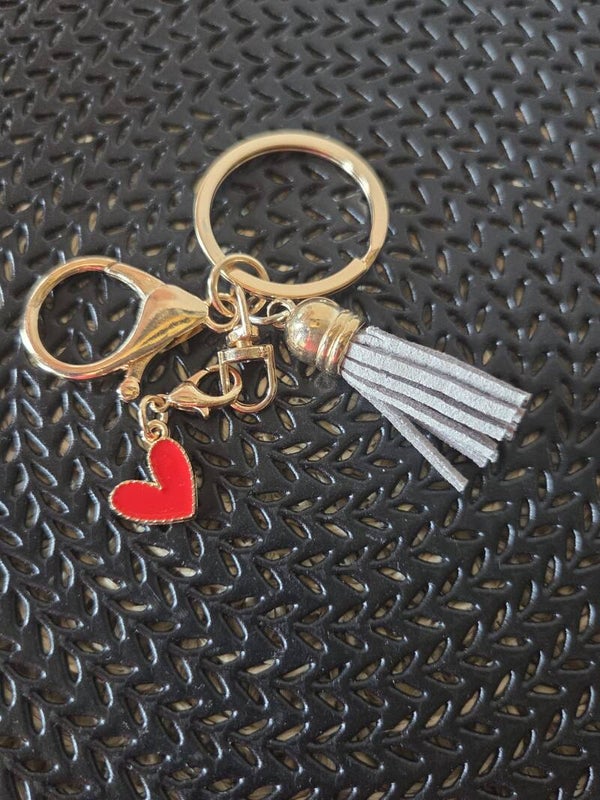 Sleutelhanger met grijs kwastje & hartje 💖