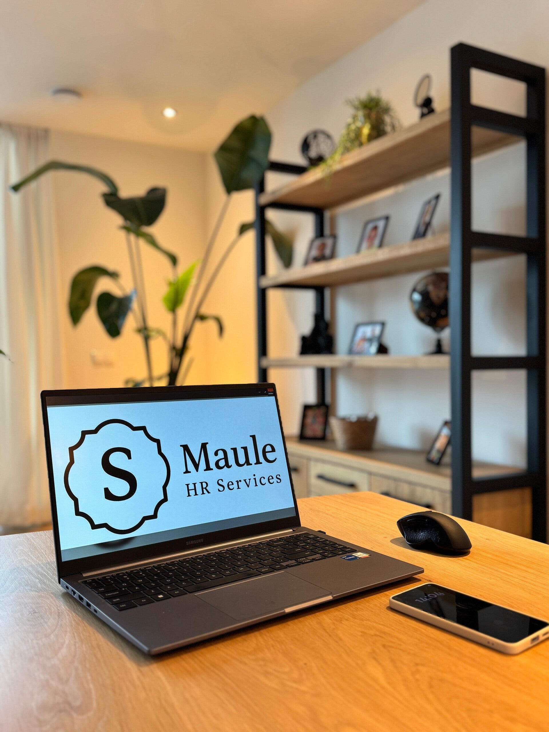 Laptop met het logo van Maulehr Services als visueel element op de dienstenpagina