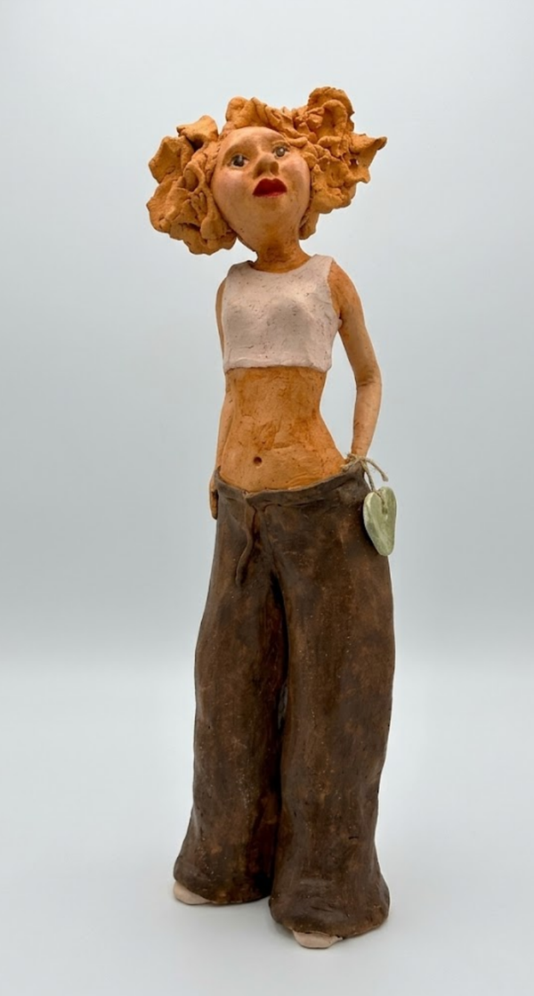 Vrouw in bruine broek