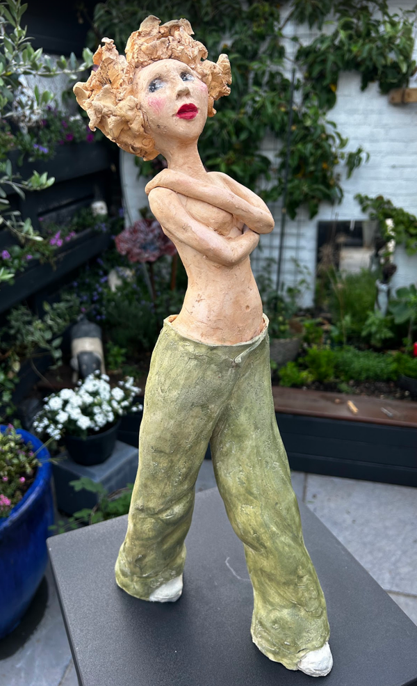 Vrouw in groene broek