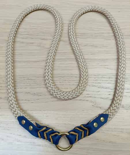 Neckrope beige met navy gevlochten Biothane met gouden detail - maat M