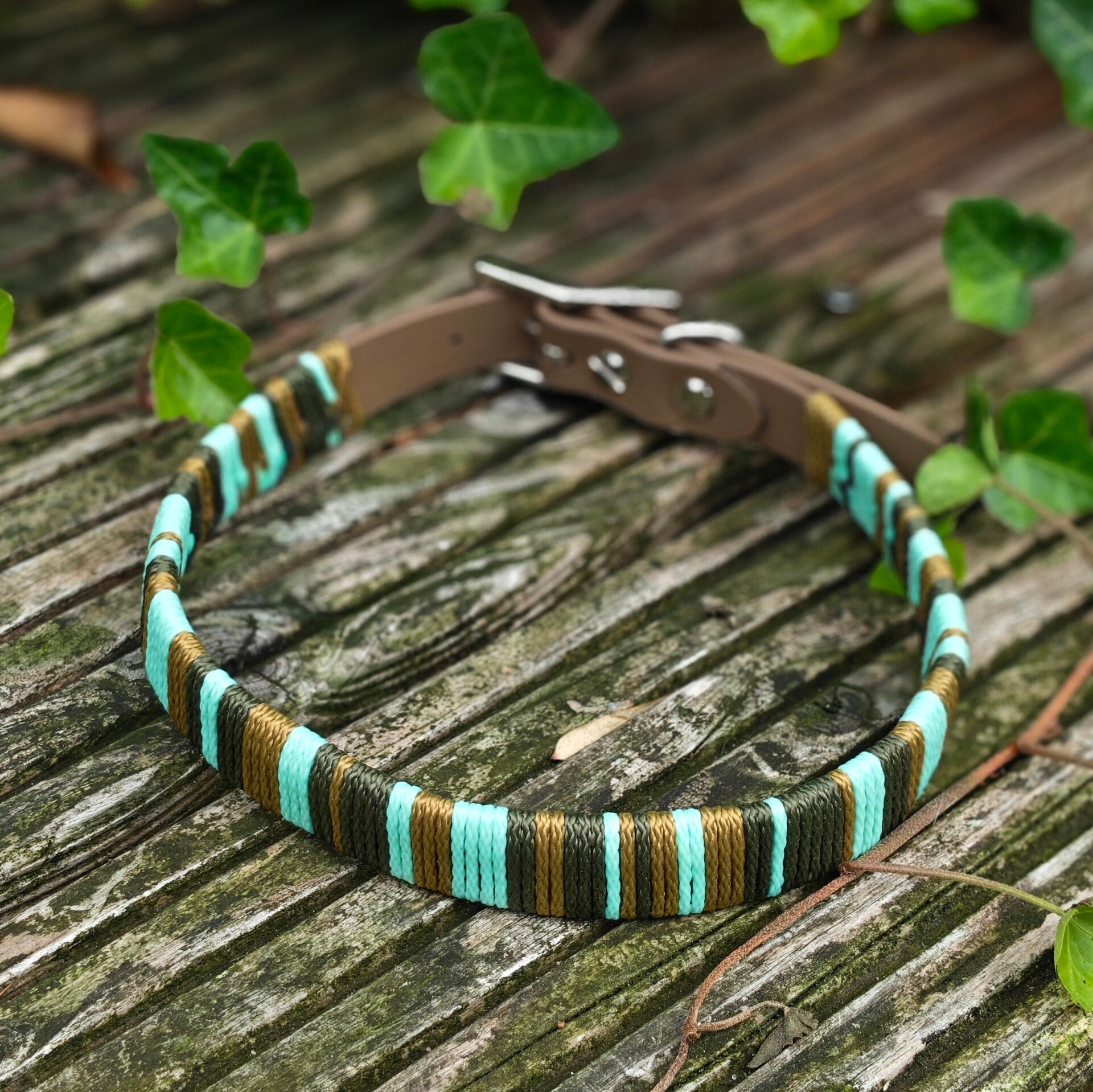 GRAB & GO - Halsband 19mm. legergroen/goud/lichtmint - 45/53cm.