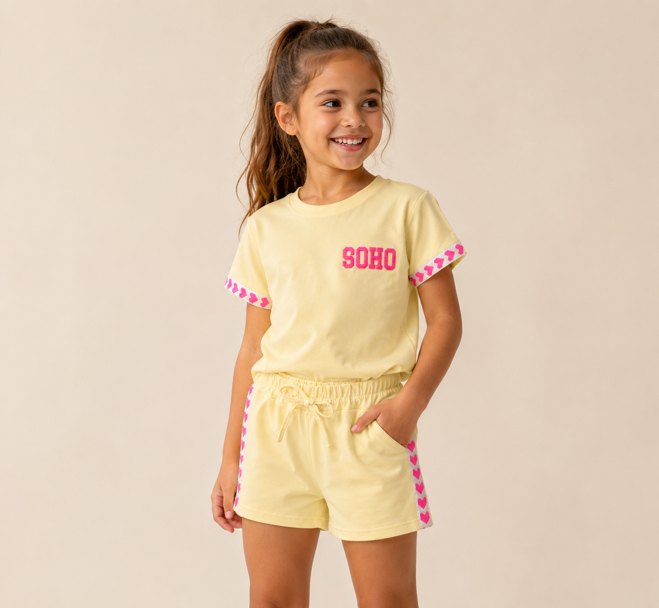 SOHO Zomerset – Geel met Roze Details