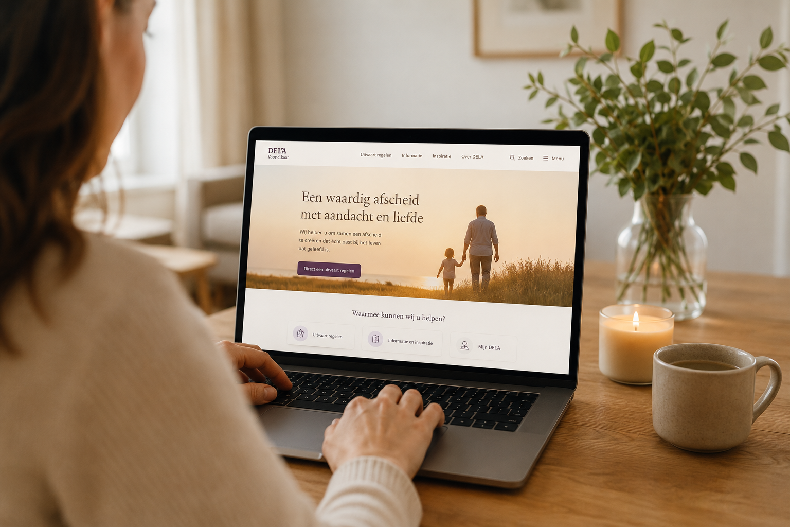 Persoon bekijkt warme en rustige uitvaartwebsite op laptop in sfeervolle woonkamer met kaars en koffie, passend bij vertrouwen en ondersteuning in een emotionele periode.