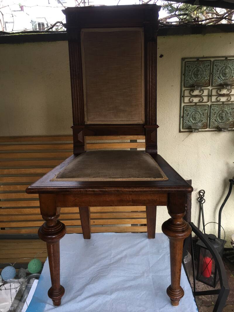 Der Stuhl ist Nussbaum oder Nussbaum gebeizt. Das ursprüngliche Sonnen- oder Wienergeflecht wurde durch eine beige Polsterung ersetzt