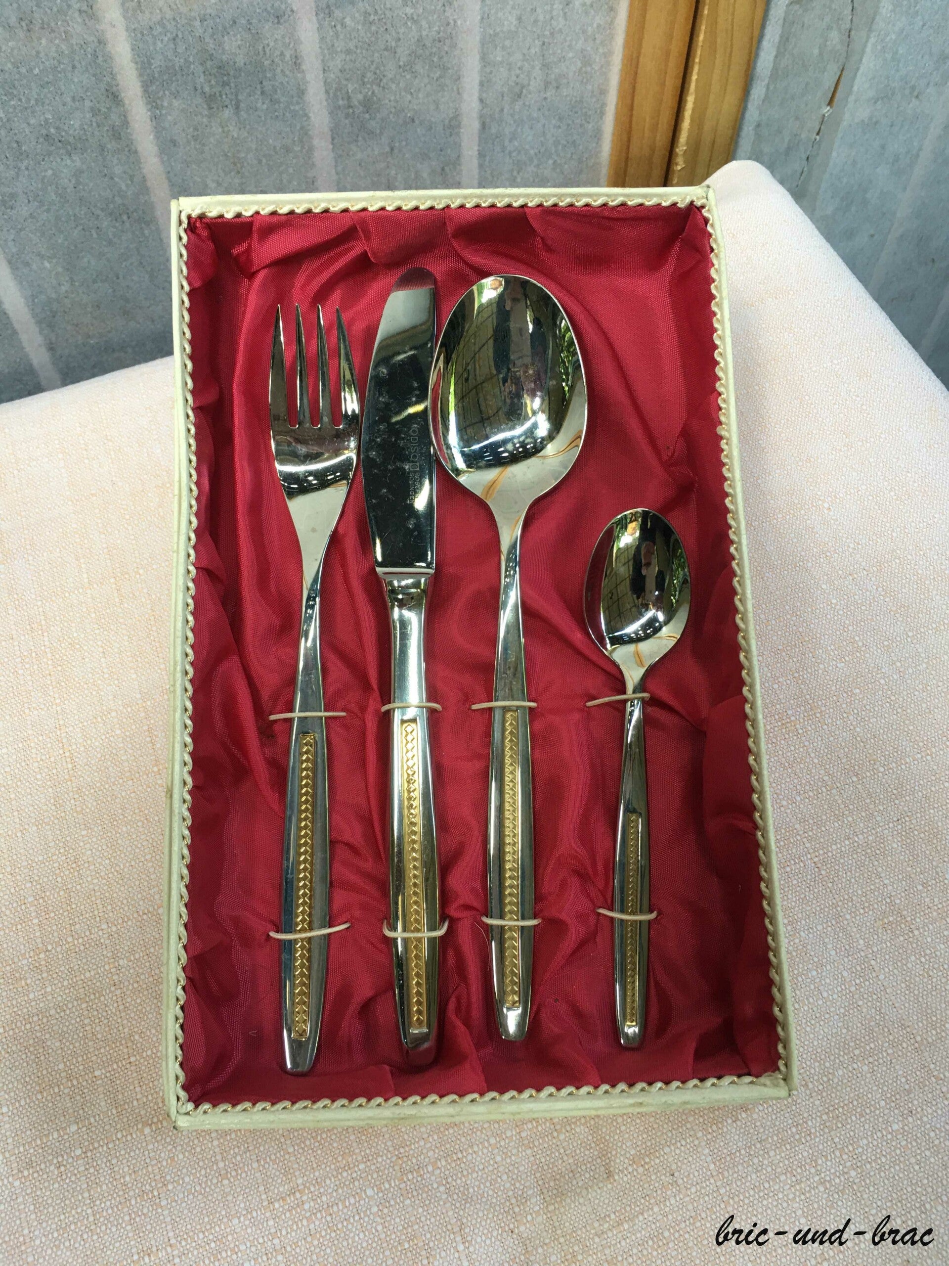 Ungebrauchtes ODISO Besteck, 18/8 24 Karat hartvergoldet im Original Geschenkkarton. Es besteht aus Messer, Gabel, großer Löffel und kleiner Löffel