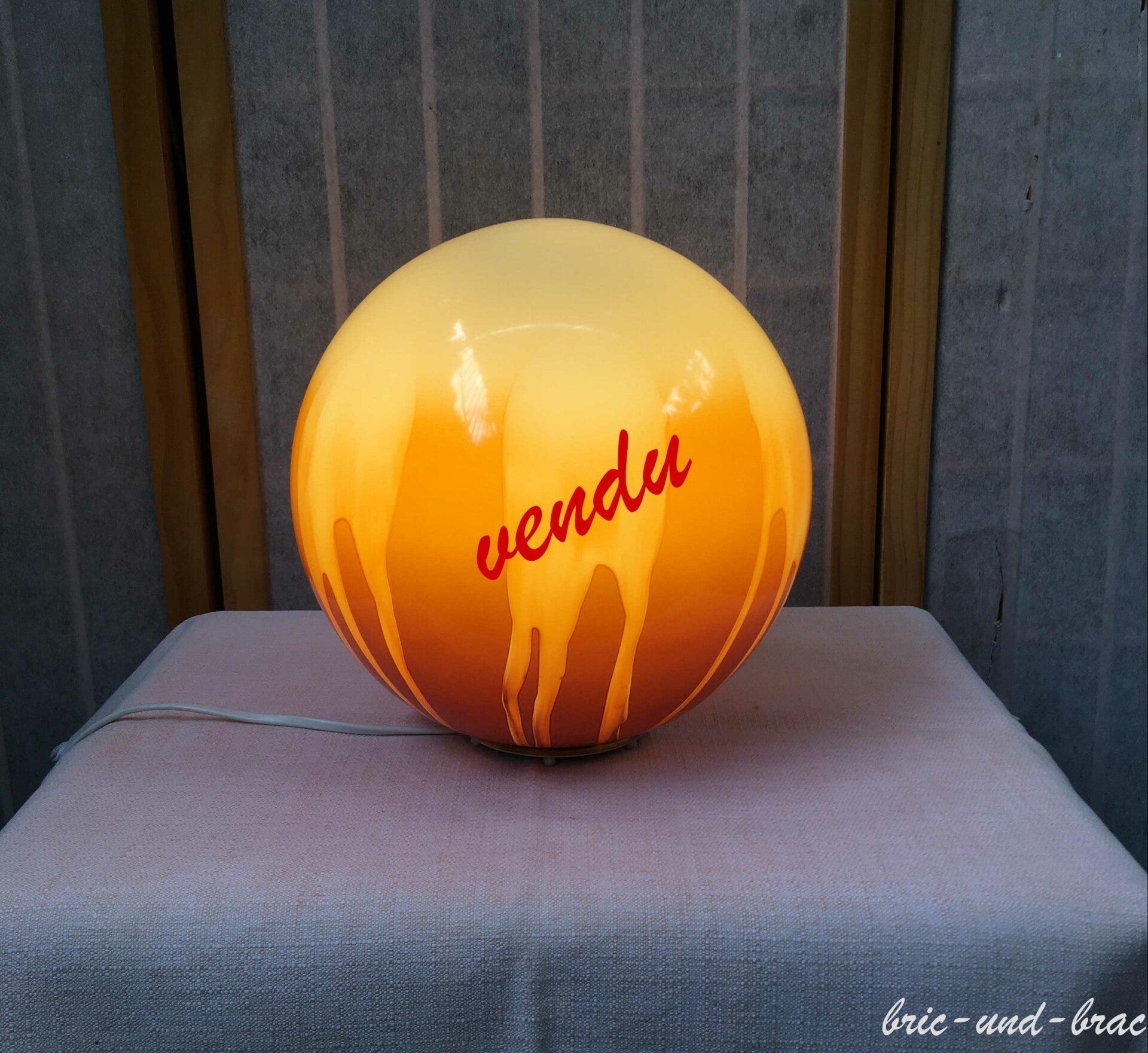 Glaskugellampe der Fa. Wofi GmbH in den für die Zeit typischen orange / braun Tönen der 1970er Jahre. Vermutlich stammt sie aus der Afrika 430er Serie von 2007/08