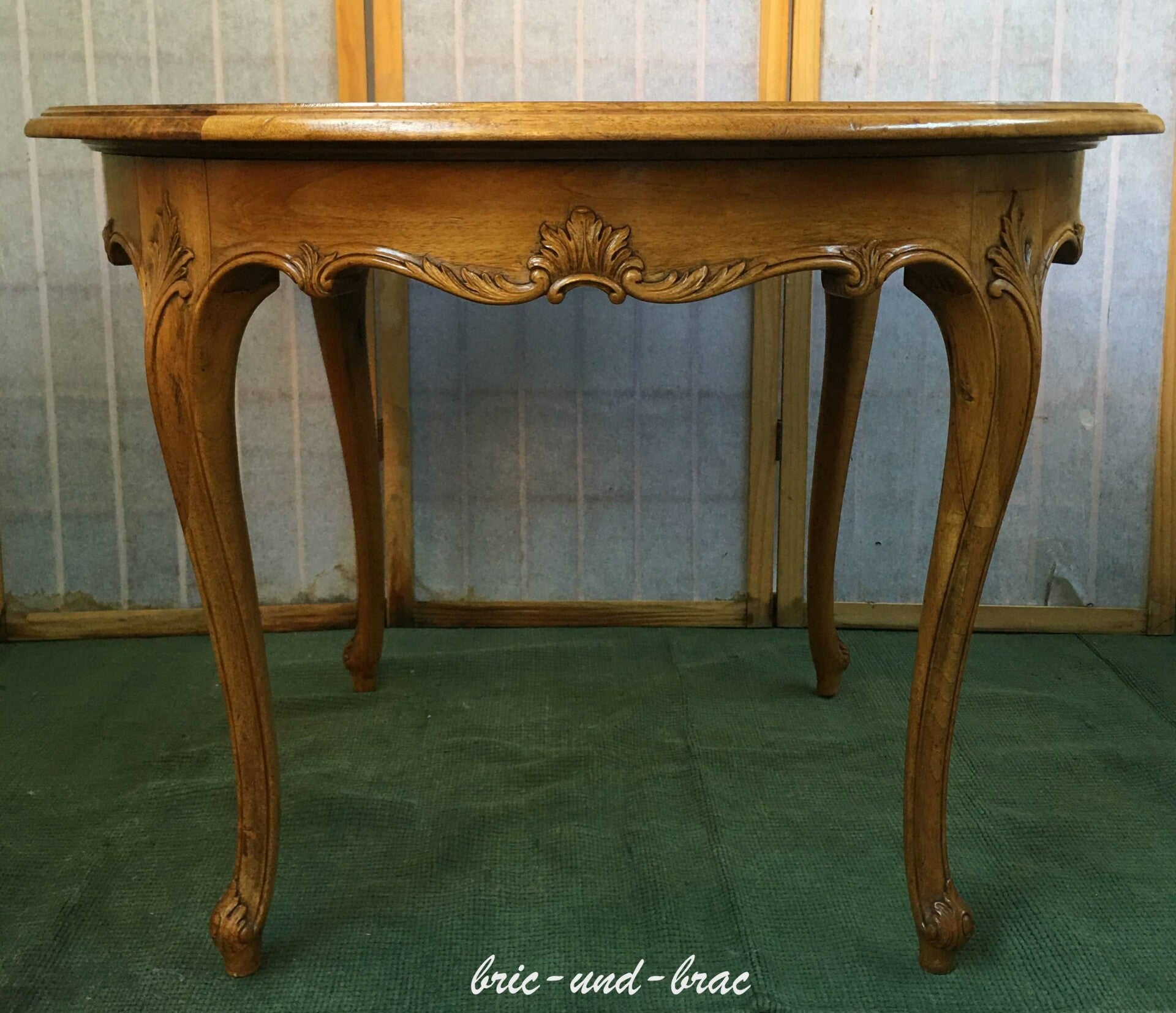 Klassisch schöner Retro Beistelltisch in Eiche oder Eiche gebeizt. Durch seine runde Form passt er sich jeder Umgebung an und wird schnell zum Mittelpunkt des Raums