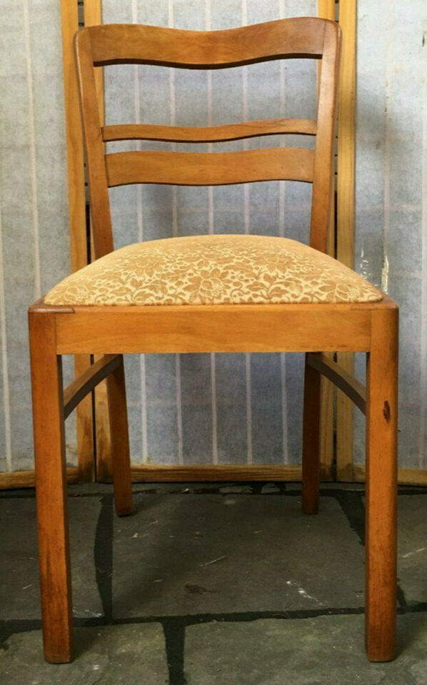 Zeitlos schöner Stuhl mit klassischem Federkern-Sitz. Das Gestell hat dem Alter entsprechende Gebrauchsspuren ist aber gut erhalten, der Sitz ist mit gemustertem Stoff bezogen, kann ganz einfach herausgenommen und nach eigenem Geschmack neu bezogen werden