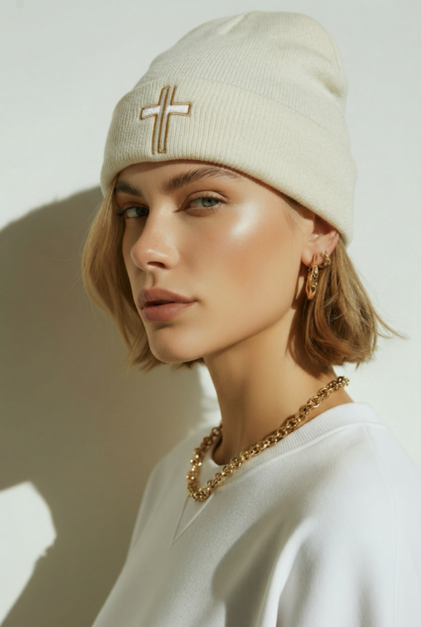 Witte muts met goud logo