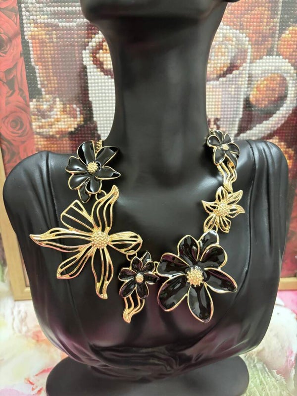 Magnifique collier plastron, floral doré et émail noir, acier inoxydable réglable