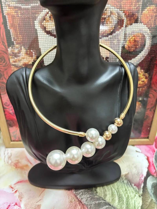 Collier ras de cou rigide doré en acier inoxydable perles nacrées et style asymétrique