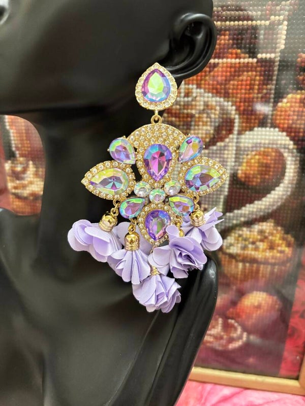 Boucles d’oreilles statement XXL en acier inoxydable doré cristaux irisés et fleurs violettes