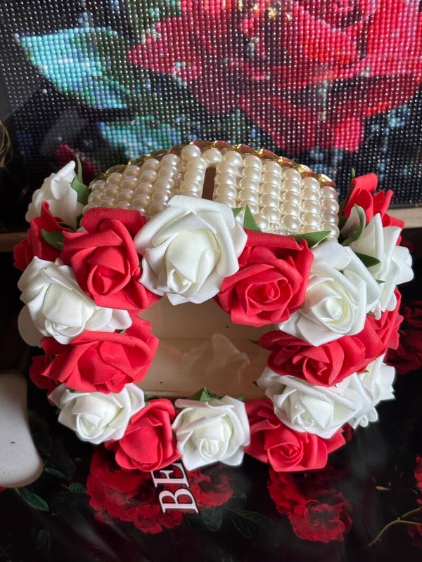 Tirelire artisanale, perlée et fleurie, fait main, rose, rouge et blanche