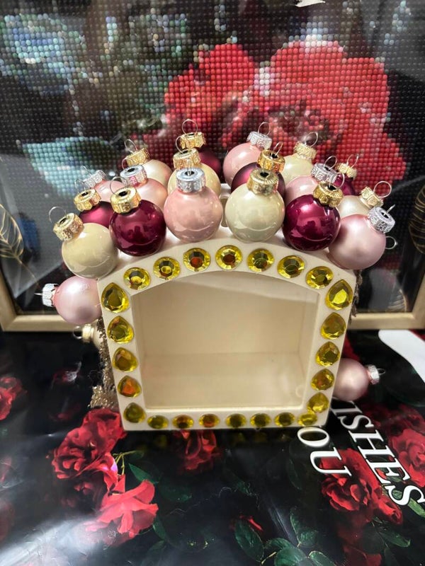 Tirelire artisanale de Noël, boules, strass et détails dorés