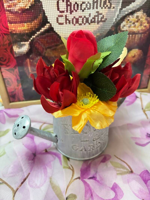 Composition florale, funéraire, faite main dans son arrosoir vintage