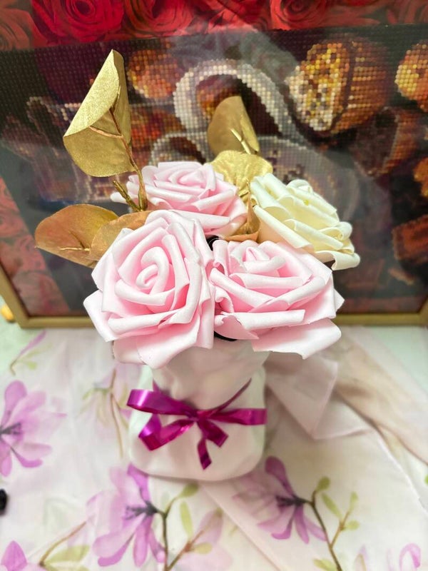 Bouquet, funéraire, artisanal, rose, rose et crème avec feuillage doré