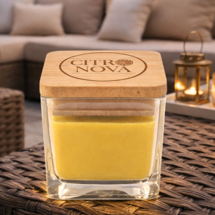 Productfoto van CitroNova glazen pot met een gegrafeerde bamboe deksel met mooie achtergrond