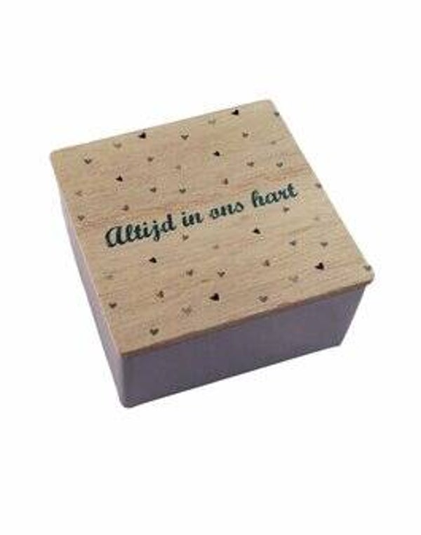 Babyurntje, van blik (vierkant)  met tekst Altijd in ons hart, met kleine hartjes..