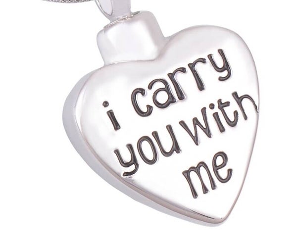 Asbedel, ashanger samen met ketting, met tekst: I carry you with me