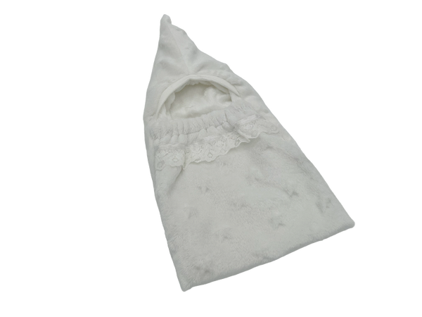 Rustzakje met puntmutsje, handgemaakt voor opbaren in een wieg of bedje...