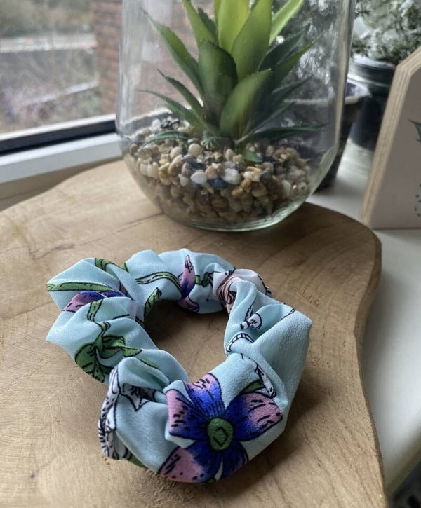 Mint groene bloemen scrunchie