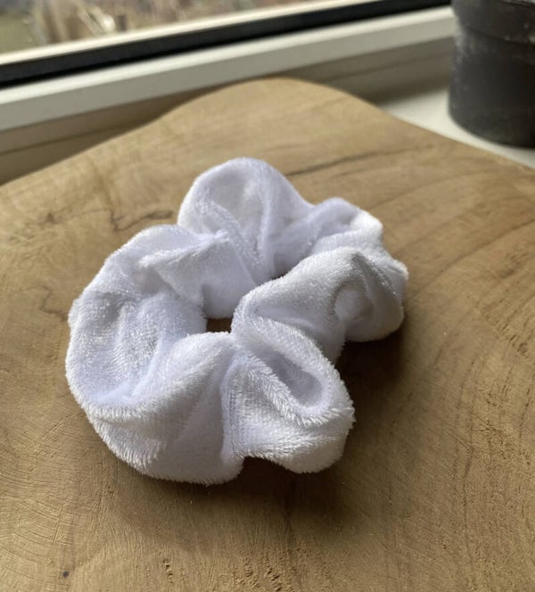 Witte scrunchie