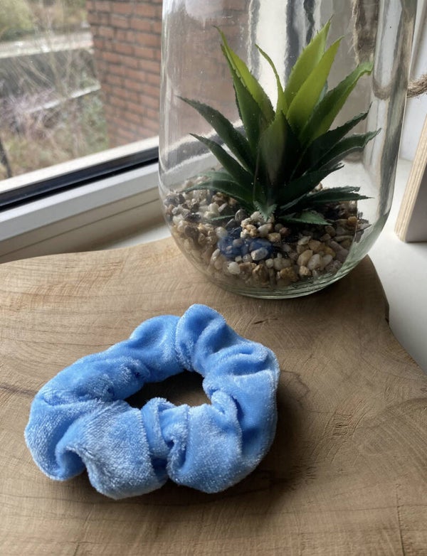 Lichtblauw scrunchie