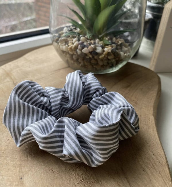 Grijs/wit gestippelde scrunchie