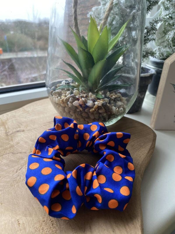 Blauwe/oranje stippen scrunchie