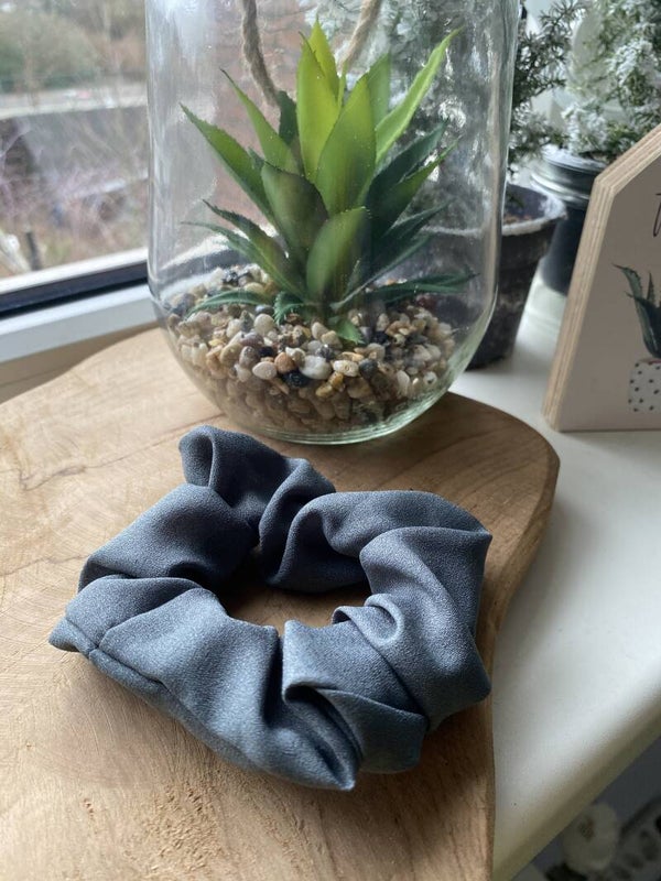 Grijze scrunchie