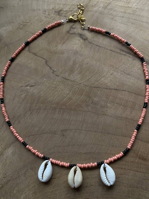 Ketting met kauri schelpen