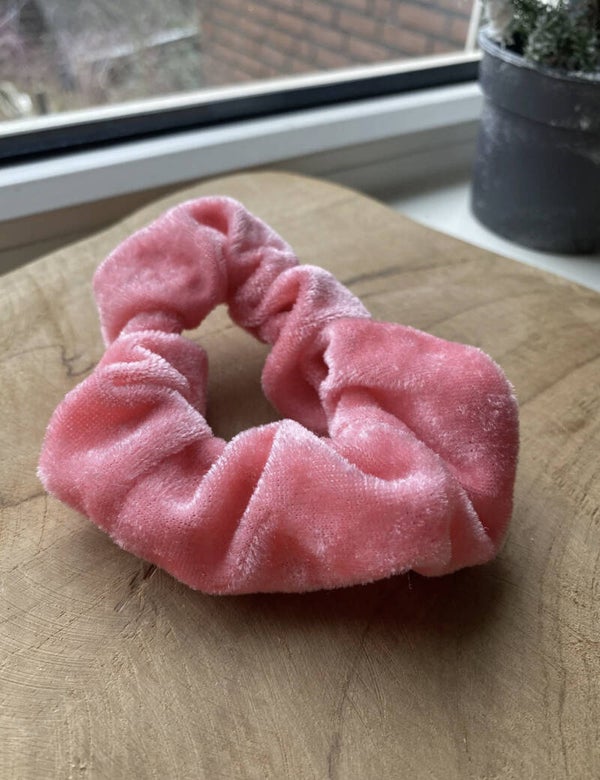 Lichtroze scrunchie