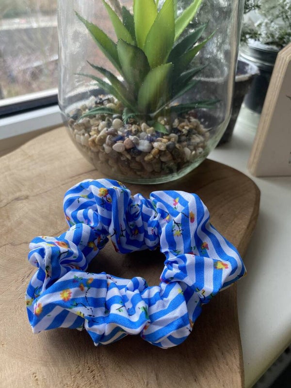 Blauw/wit bloemen gestreepte scrunchie