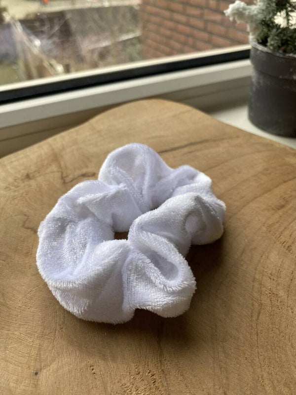 Witte scrunchie