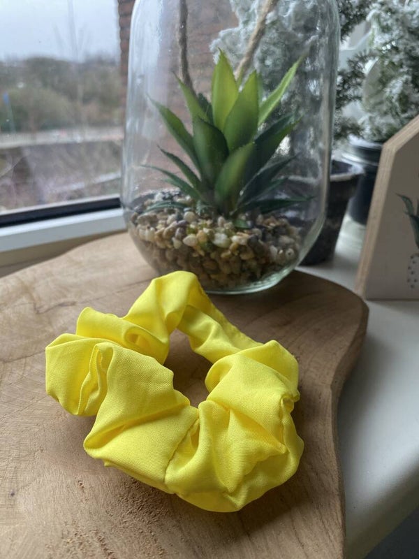 Neon gele scrunchie