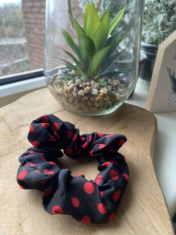 Zwart/ rode gestippelde scrunchie