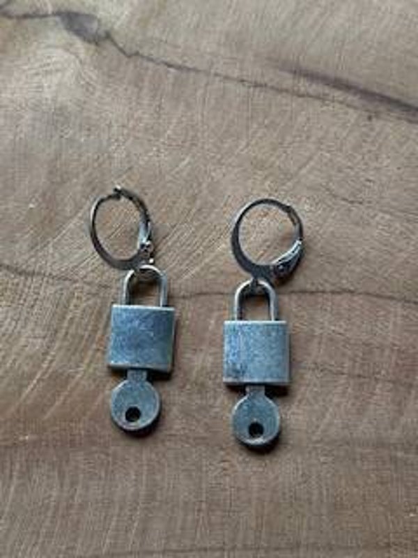 slot met sleutel oorbellen