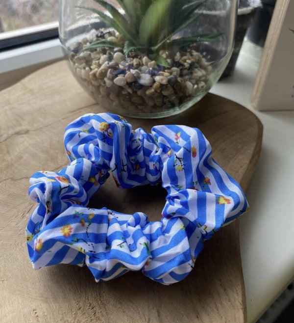 Blauw/witte bloemen scrunchie