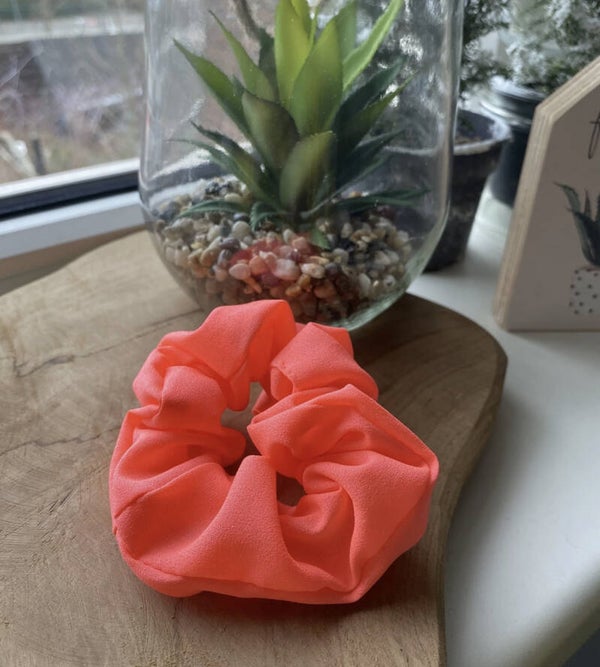 Neon roze scrunchie