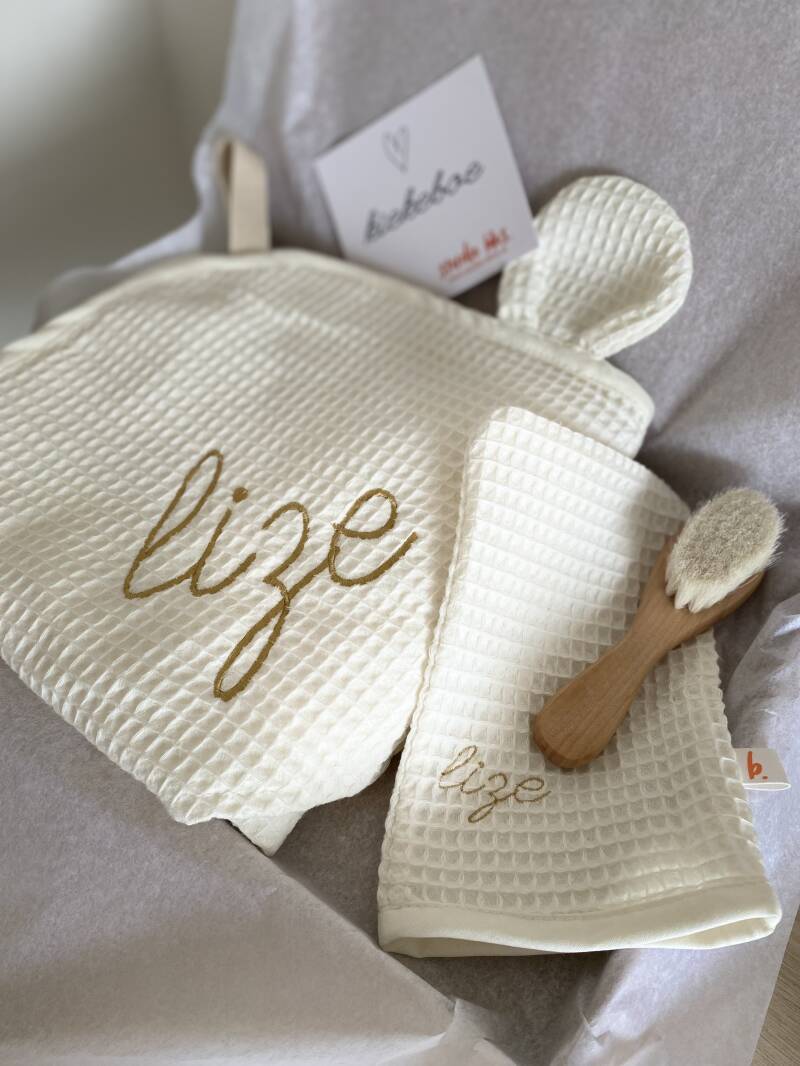 studio blos nederland - badcape - cadeauset_kraamcadeau met naam_studio blos nederland_www.studio-blos.nl_babylabel_borduurstudio Rheden - parels van daan velp_jpg