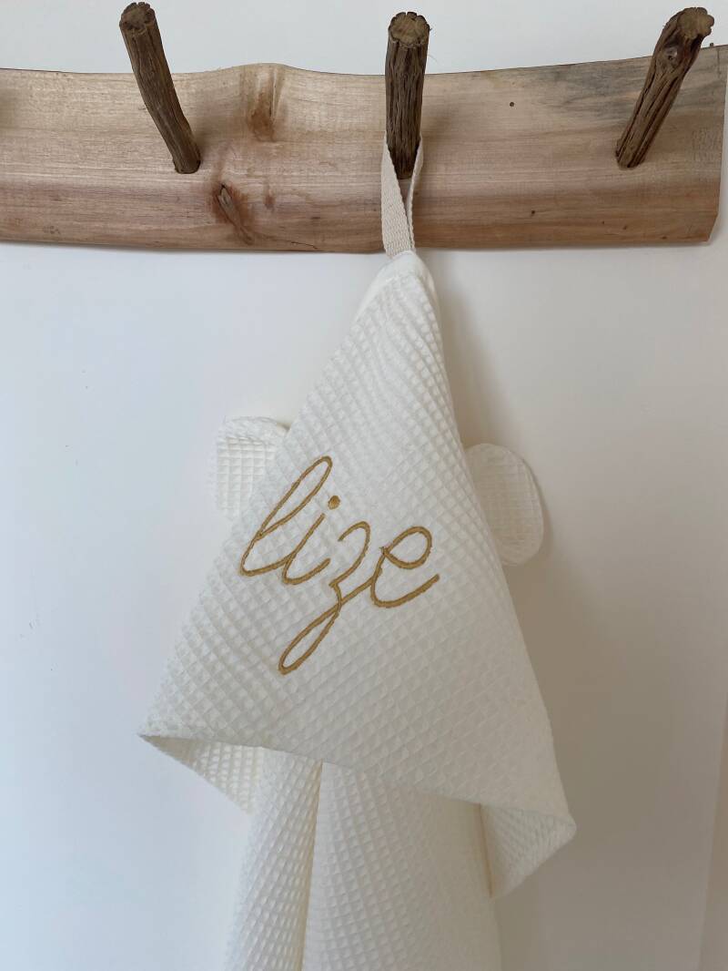 studio blos nederland - badcape met capuchon en berenoortjes - naamgeborduurd_omslagdoek_babyuitzet_zwanger_kraam cadeau met naam_wwwstudio-blosnl_www.studio-blos_borduurstudio rheden_borduren op bestelling