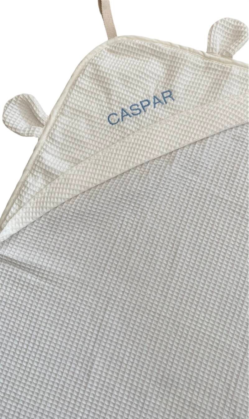 Studio Blos badcape van luxe wafelstof – met oren, perfect na het badje van je baby.