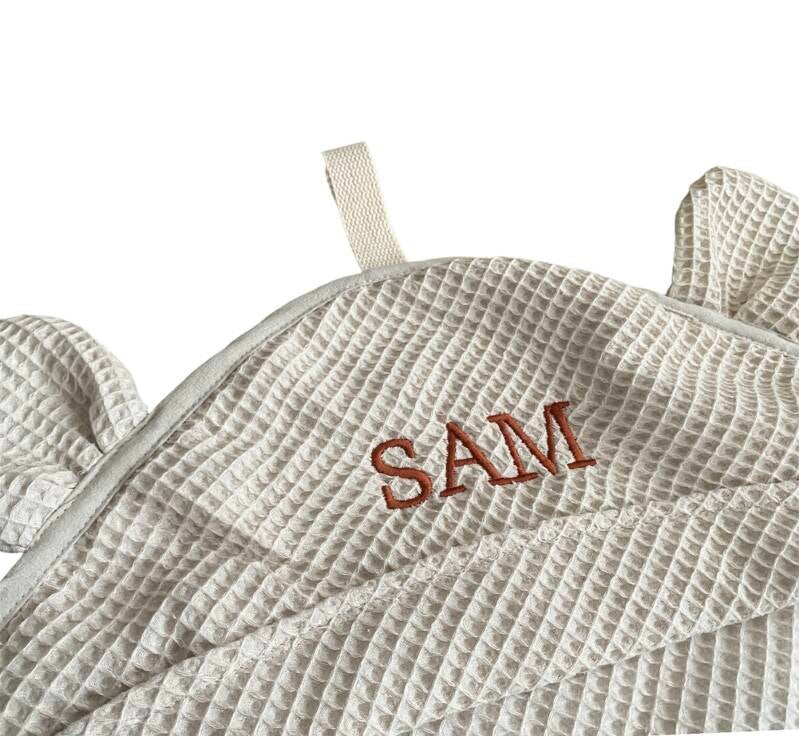 Zachte baby badcape met naam, geborduurd en gemaakt in Nederland door Studio Blos.