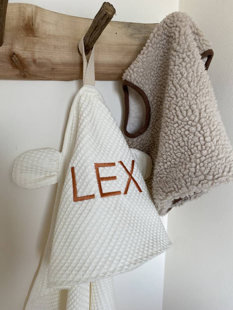 studio blos nederland -  gepersonaliseerde badcape - badcape jongen en meisje - met berenoortjes en naam van je kindje 