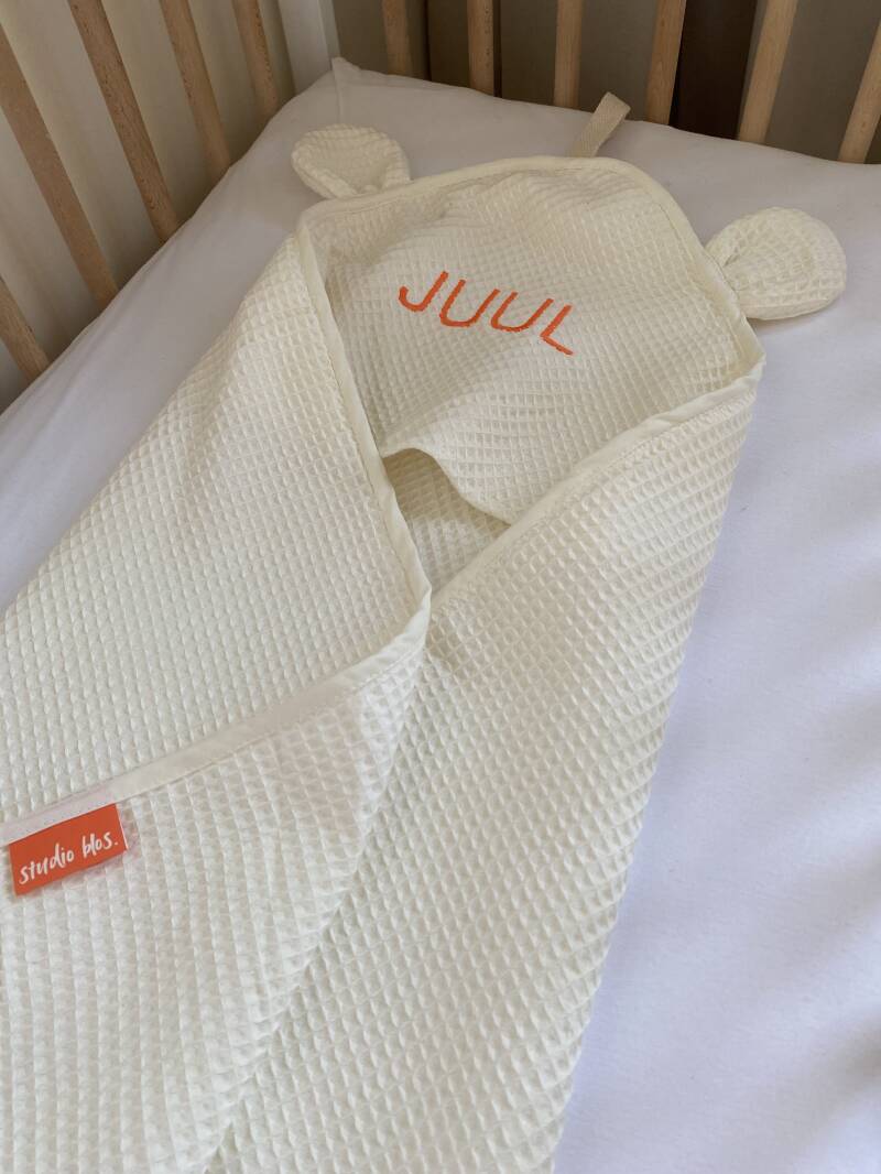 studio blos nederland - badcape met capuchon en berenoortjes - naamgeborduurd_omslagdoek_babyuitzet_zwanger_kraamcadeaumetnaam_wwwstudio-blosnl_www.studio-blos_borduurstudio rheden_borduren op bestelling